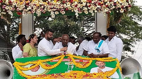 ಬಿಜೆಪಿಗೆ ಸೆಡ್ಡು ಹೊಡೆದ ಜೆಡಿಎಸ್ ಮೆರವಣಿಗೆ:  ಎಚ್.ಡಿ.ದೇವೇಗೌಡ, ಎಚ್.ಡಿ.ಕುಮಾರಸ್ವಾಮಿ ಭಾಗಿ