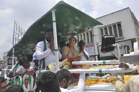ನಗರದಲ್ಲಿ ಜೆಡಿಎಸ್ ಭರ್ಜರಿ ಪ್ರಚಾರ:ಸ್ವರೂಪ್ ಪರವಾಗಿ ರೇವಣ್ಣ ದಂಪತಿ ರೋಡ್ ಶೋ