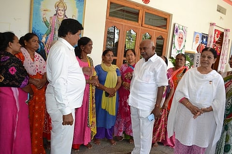 HUN-23-APR-1(H V VISIT TO PAKSHIRAJAPURA)