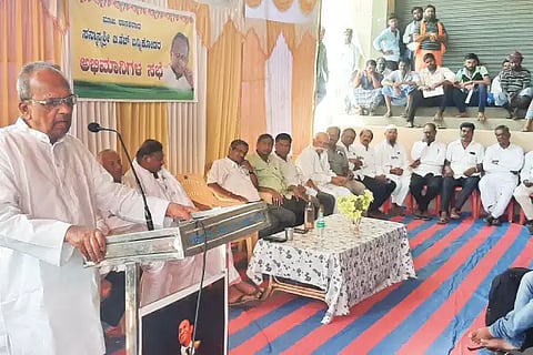 Bannikoda talking about congress ticket in meeting