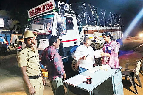 ಯಲಬುರ್ಗಾ ತಾಲೂಕಿನ ಸಂಕನೂರು ಕ್ರಾಸ್ ಚೆಕ್‌ಪೋಸ್ಟ್‌ಗೆ ಚುನಾವಣಾಧಿಕಾರಿ ಕೆ.ವಿ.ಕಾವ್ಯಾರಾಣಿ ಭೇಟಿ ನೀಡಿ ಕಾರ್ಯವೈಖರಿ ಪರಿಶೀಲಿಸಿದರು.