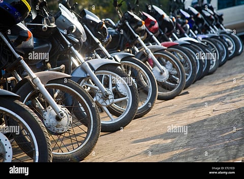 bike-motorcycle-parking-bombay-mumbai-maharashtra-india-asia-asian-ET21ED.jpg