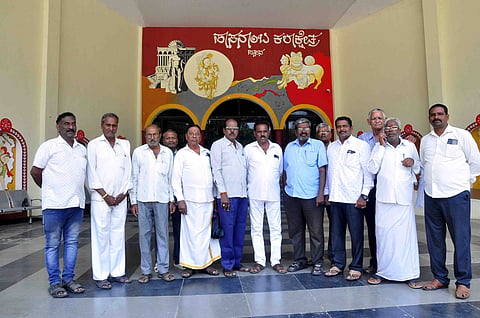 ಹಾಸನಾಂಬೆ ಬಾಗಿಲಾಕಿ 8 ತಿಂಗಳಾದರೂ ಕಲಾವಿದರಿಗೆ ಸಿಗದ ಹಣ: ನೊಂದ ಕಲಾವಿದರು ಪ್ರತಿಭಟನೆ ಎಚ್ಚರಿಕೆ
