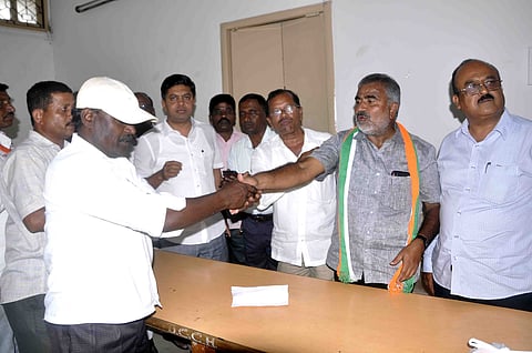 ಕಾಂಗ್ರೆಸ್ ಅಧಿಕಾರಕ್ಕೆ: ಜಿಲ್ಲೆಯಲ್ಲಿ ಸಿಹಿ ಹಂಚಿ ಸಂಭ್ರಮ