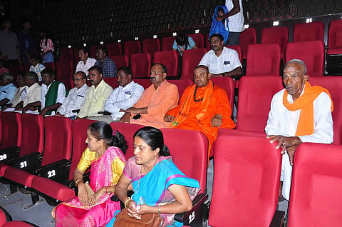 ರೈತರೊಂದಿಗೆ ಶ್ರೀಮಂತ ಸಿನಿಮಾ ವೀಕ್ಷಿಸಿದ ಪುಷ್ಪಗಿರಿ ಶ್ರೀ