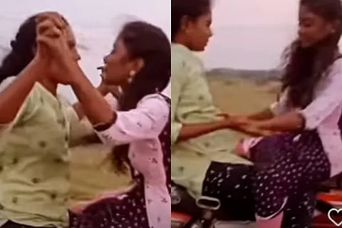 Girls Kiss