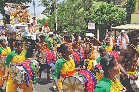 Hunagunda Vijayamahantesha shreegala Statue Meravanige