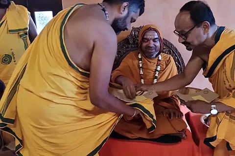 Raghaveshwara Shree Giving Check to Cow Conservation