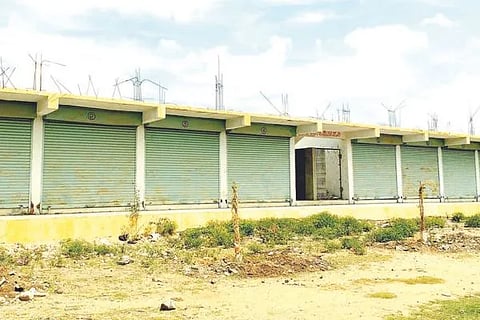 ಪಾಳುಬಿದ್ದ ವಾಣಿಜ್ಯ ಮಳಿಗೆಗಳು