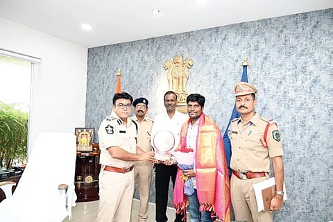 VRL staff police
