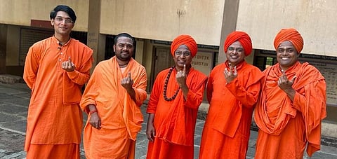 
ನಾಗನೂರು ರುದ್ರಾಕ್ಷಿಮಠದ ಡಾ.ಅಲ್ಲಮಪ್ರಭು ಸ್ವಾಮೀಜಿ, ಕಾರಂಜಿಮಠದ ಡಾ.ಶಿವಯೋಗಿ ಸ್ವಾಮೀಜಿ, ವಿಜಯಪುರದ ಶ್ರೀ ಸಿದ್ದಾರೂಢ ಸ್ವಾಮೀಜಿ, ಶೇಗುಣಸಿಯ ಶ್ರೀಮಹಾಂತ ಸ್ವಾಮೀಜಿ ಗಳು ಇಲ್ಲಿನ ಶಿವಬಸವ ನಗರ ಮತ್ತು ಮಾರುತಿ ಗಲ್ಲಿಯ ಮತಗಟ್ಟೆಗಳಲ್ಲಿ ಮತ ಚಲಾಯಿಸಿ ಗಮನ ಸೆಳೆದರು.