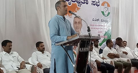 ವಿಪಿಟಿ01-ಜೂನ್-_೦೮.ಕಾಂಗ್ರೇಸ್_ ಕೃತಜ್ಞತಾ ಸಭೆ ಉದ್ದೇಶಿಸಿ ಮಾತನಾಡುತ್ತಿರುವ ಶಾಸಕ ಎ.ಎಸ್_ ಪೊನ್ನಣ್ಣ
