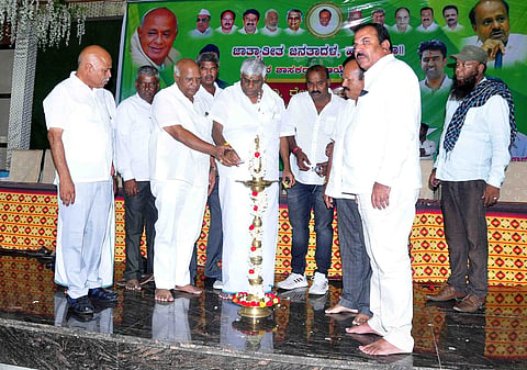 ಎಲ್ಲರನ್ನು ವಿಶ್ವಾಸಕ್ಕೆ ತೆಗೆದುಕೊಂಡು ಮುನ್ನಡೆಯೋಣ: ಶಾಸಕರಿಗೆ ಎಚ್.ಡಿ. ರೇವಣ್ಣ ಸಲಹೆ
