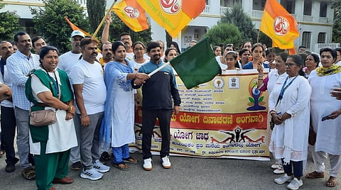 ಯೋಗ ದಿನಾಚರಣೆ ಅಂಗವಾಗಿ ಜಾಥಕ್ಕೆ ನಗರಸಭೆ ಆಯುಕ್ತ ಸತೀಶ್ ಚಾಲನೆ