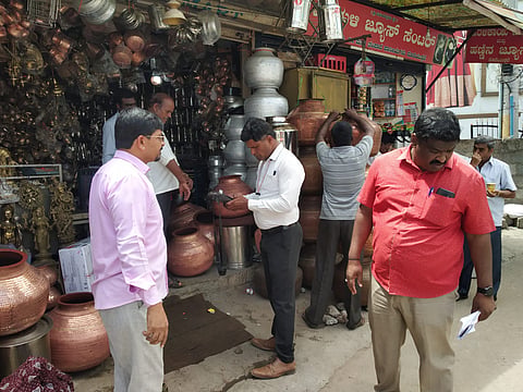 ನಗರಸಭೆ ಅಧಿಕಾರಿಗಳ ಕಾರ್ಯಾಚರಣೆ: ಫುಟ್‌ಪಾತ್ ಮೇಲಿನ ಅಂಗಡಿಗಳು ತೆರವು