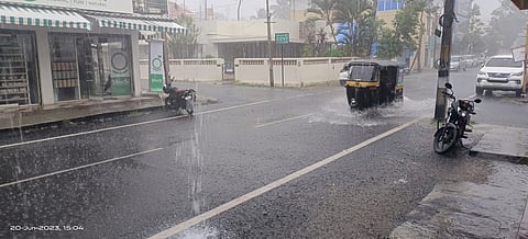 ಕೊನೆಗೂ ಬಂದ ಮಳೆರಾಯ, ರೈತರ ಮೊಗದಲ್ಲಿ ಸಂತಸ: ಹತ್ತಾರು ಮನೆಗಳಿಗೆ ನುಗ್ಗಿದ ನೀರು