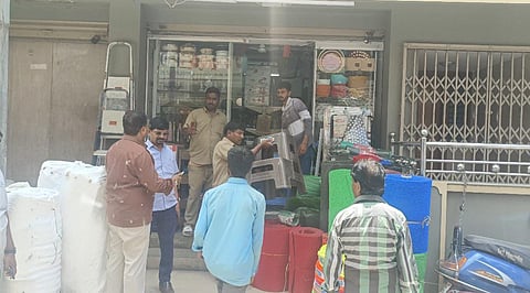 ಫುಟ್‌ಪಾತ್ ಒತ್ತುವರಿ ತೆರವು; 25ಕ್ಕೂ ಹೆಚ್ಚು ಅಂಗಡಿಗಳಿಗೆ ದಂಡ
