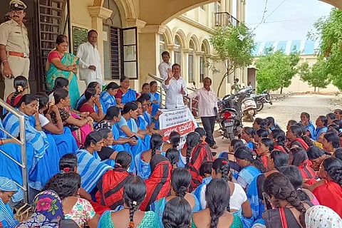 Anganwadi workers struggle shift in front of Tehsildar office