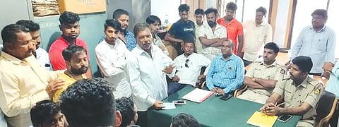 MARKET MEETING IN OFFICERS