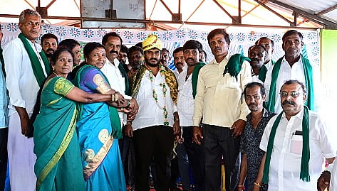 HUN-JUNE28-1{RAITHA SANGHA HONOUR TO MLA}