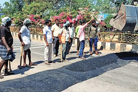Road break near the circle..!