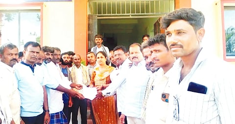 Shiggavi farmer give letter to tahasildar