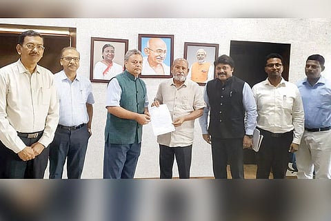 Sindhanour MP Sanganna Karadi visit to railway officer