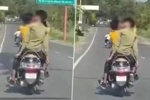 Guys Kissing in UP Viral
