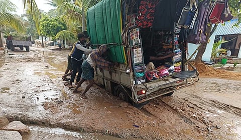 ವಡಕಿಯ ರಸ್ತೆಯಲ್ಲಿ ಸಂಚರಿಸುವುದೇ ಪಜೀತಿ