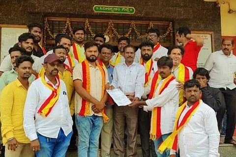 ಹೊಸಪೇಟೆ ಪೌರಾಯುಕ್ತಗೆ ಕನ್ನಡಪರ ಸಂಘಟನೆಗಳ ಮನವಿ