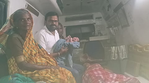 ಹೊಸಪೇಟೆ ತಾಲೂಕಿನ ಪಾಪಿನಾಯಕನಹಳ್ಳಿ ಬಳಿ ಮಹಿಳೆಯೊಬ್ಬರು ಅಂಬುಲೆನ್ಸ್ನಲ್ಲೇ ಮಗುವಿಗೆ ಜನ್ಮ ನೀಡಿದ್ದಾರೆ.