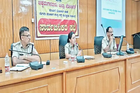 ಎಸ್ಪಿ ಕಚೇರಿಯಲ್ಲಿ ಉಮಾ ಪ್ರಶಾಂತ್ ಸಾರ್ವಜನಿಕರ ಸಭೆ ನಡೆಸಿದರು. ಎಎಸ್ಪಿ ಕೃಷ್ಣಮೂರ್ತಿ, ಡಿವೈಎಸ್ಪಿ ಪುರುಷೋತ್ತಮ್ ಇದ್ದರು.