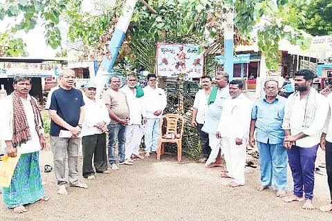 ಮುಂಡರಗಿಯ ಸ್ವಾತಂತ್ರೃ ಸೇನಾನಿ ವೀರ ಸಿಂಧೂರ ಲಕ್ಷ್ಮಣ ವೃತ್ತದ ನಾಮಫಲಕಕ್ಕೆ ಸೋಮವಾರ ಪೂಜೆ ಸಲ್ಲಿಸಲಾಯಿತು. ವೆಂಕಟೇಶ ಬಂಡೆಣ್ಣವರ, ಸುರೇಶ ನಾಯ್ಕರ, ಬಿ.ಎಫ್. ಈಟಿ, ದ್ಯಾಮಣ್ಣ ವಾಲೀಕಾರ, ಕನಕಪ್ಪ ಕಾತರಕಿ ಇತರರಿದ್ದರು.
