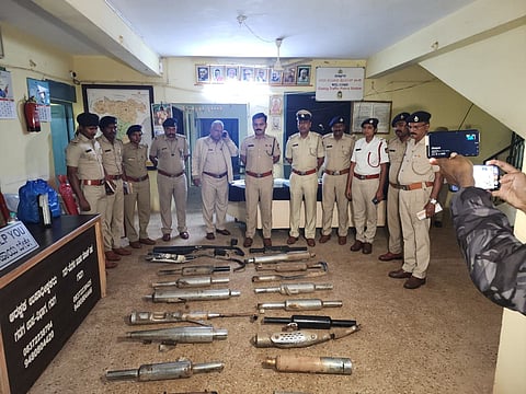 ಗದಗ ನಗರದಲ್ಲಿ ಕರ್ಕಶ ಶಬ್ದ ಮಾಡುವ ಸೈಲೆನ್ಸರ್​ಗಳನ್ನು ಸೀಜ್​ ಮಾಡಲಾಗಿದ್ದು, ಗದಗ ಎಸ್​ಪಿ ಬಿ.ಎಸ್​. ನೇಮಗೌಡ ಪರಿಶೀಲನೆ ನಡೆಸಿದರು. ಪಿಎಸ್​ಐ ಸವಿತಾ ಮುನ್ಯಾಳ, ಡಿಎಸ್​ಪಿ ಎಂ.ಬಿ. ಸಂಕದ, ಸಿಪಿಐ ಬಿ.ಜಿ. ಸುಬ್ಬಾಪೂರಮಠ, ವಿಕಾಸ ಲಮಾಣಿ ಇತರರು ಇದ್ದರು.