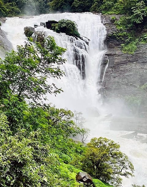 ಸೋಮವಾರಪೇಟೆ ಸಮೀಪದ ಮಲ್ಲಳ್ಳಿ ಜಲಪಾತ ಭೋರ್ಗರೆಯುತ್ತಿರುವುದು.