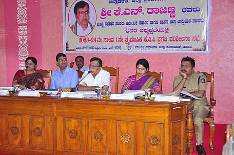 ಮೊದಲ ಸಭೆಯಲ್ಲಿ ಅಧಿಕಾರಿಗಳಿಗೆ ಚಳಿ ಬಿಡಿಸಿದ ಜಿಲ್ಲಾ ಉಸ್ತುವಾರಿ ಸಚಿವ ಕೆ.ಎನ್.ರಾಜಣ್ಣ