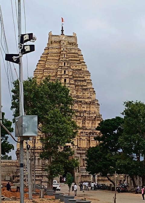ಹೊಸಪೇಟೆ ತಾಲೂಕಿನ ಹಂಪಿ ವಿರೂಪಾಕ್ಷೇಶ್ವರ ದೇವಸ್ಥಾನದ ರಥ ಬೀದಿಯಲ್ಲಿ ಸಿಸಿಟಿವಿ ಅಳವಡಿಸಲಾಗಿದೆ.