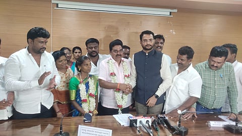 ಹೊಸಪೇಟೆ ನಗರಸಭೆ ನೂತನ ಅಧ್ಯಕ್ಷೆ, ಉಪಾಧ್ಯಕ್ಷರಾಗಿ ಆಯ್ಕೆಯಾದ ಎ.ಲತಾ ಮತ್ತು ರೂಪೇಶ್ ಕುಮಾರ್‌ಗೆ ಚುನಾವಣಾಧಿಕಾರಿ ಸಿದ್ರಾಮೇಶ್ವರ ಹಾರಹಾಕಿ ಅಭಿನಂದಿಸಿದರು.