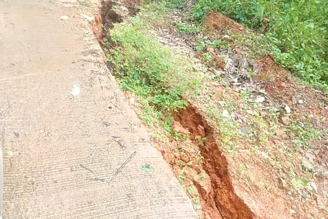 A crack in the Begara road