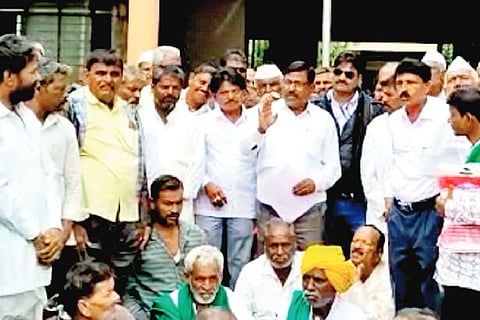 ಬಾಗಲಕೋಟೆ ಸರ್ಕಾರಿ ಮೆಡಿಕಲ್ ಕಾಲೇಜ್ ಆರಂಭಿಸುವಂತೆ ಆಗ್ರಹಿಸಿ ಜಿಲ್ಲಾಡಳಿತ ಭವನದಲ್ಲಿ ಬುಧವಾರ ಕರ್ನಾಟಕ ರಕ್ಷಣಾ ವೇದಿಕೆ ಕಾರ್ಯಕರ್ತರು ಪ್ರತಿಭಟನೆ ನಡೆಸಿದರು.