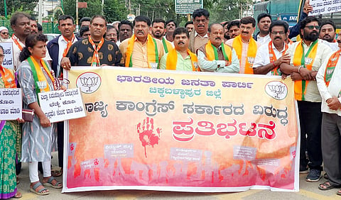 Chikkaballapuradalli Congress Viruddha BJP Pratibatane