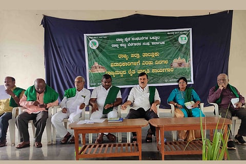 ರಾಜ್ಯ ಮಟ್ಟದ ರೈತ ಜಾಗೃತಿ ಕಾರ್ಯಾಗಾರ ಸಮಾರೋಪ ಸಮಾರಂಭದಲ್ಲಿ ರಾಜ್ಯ ಕಬ್ಬು ಬೆಳೆಗಾರರ ಸಂಘದ ಅಧ್ಯಕ್ಷ ಕುರುಬೂರು ಶಾಂತಕುಮಾರ ಕಾರ್ಯಾಗಾರದ ನಿರ್ಣಯಗಳನ್ನು ಘೋಷಿಸಿದರು. ರಾಜ್ಯ ಕಾರ್ಯಾಧ್ಯಕ್ಷ ವೀರನಗೌಡ ಪಾಟೀಲ, ಉಪಾಧ್ಯಕ್ಷ ಸುರೇಶ ಪಾಟೀಲ, ಎನ್.ಎಚ್. ದೇವಕುಮಾರ್ ಇತರರಿದ್ದರು.