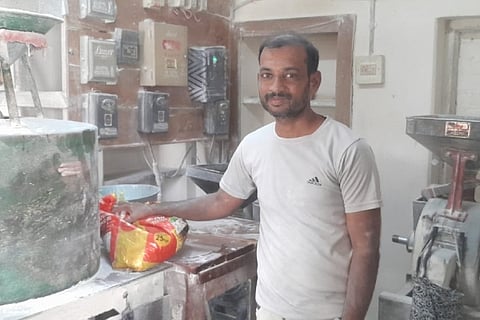 ವಿಜಯಪುರದ ಗಣೇಶ ನಗರದ ಲಕ್ಷ್ಮೀ ದೇವಸ್ಥಾನದಲ್ಲಿರುವ ಹಿಟ್ಟಿನ ಗಿರಣಿಯಲ್ಲಿ ಹಿಟ್ಟು ಬೀಸುತ್ತಿರುವ ಅಂಗಡಿ ಮಾಲೀಕ.
