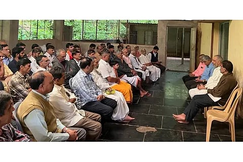 FormerMLA Vishweshwar Hegde held a discussion with Kageri workers in a meeting of BJP workers held at Herur in Siddapur taluk, which strengthened the BJP organization.