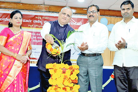 ಬಾಗಲಕೋಟೆ ಬಿವಿವಿ ಸಂಘದ ನೂತನ ಸಭಾಭವನದಲ್ಲಿ ಬಸವೇಶ್ವರ ಪದವಿ ಪೂರ್ವ ವಾಣಿಜ್ಯ ಮಹಾವಿದ್ಯಾಲಯದಿಂದ ಆಯೋಜಿಸಿದ್ದ ಕ್ರೀಡಾ ಹಾಗೂ ಸಾಂಸ್ಕೃತಿಕ ಚಟುವಟಿಕೆ, ಪ್ರಥಮ ಪಿಯುಸಿ ವಿದ್ಯಾರ್ಥಿಗಳ ಸ್ವಾಗತ ಸಮಾರಂಭವನ್ನು ಸಾಹಿತಿ ಡಾ. ವಿಜಯಕುಮಾರ ಎಸ್. ಕಟಗಿಹಳ್ಳಿಮಠ ಉದ್ಘಾಟಿಸಿದರು. ಪ್ರಾಚಾರ್ಯ ಡಾ.ಜಗನ್ನಾಥ ವಿ.ಚವ್ಹಾಣ, ಸಾಂಸ್ಕೃತಿಕ ಚಟುವಟಿಕೆ ಕಾರ್ಯಾಧ್ಯಕ್ಷ ಪ್ರೊ.ಮುನಿರ ಹುನಗುಂದ, ವಿದ್ಯಾರ್ಥಿ ಪ್ರತಿನಿಧಿ ಪ್ರೀತಿ ದಲಭಂಜನ ಉಪಸ್ಥಿತರಿದ್ದರು.