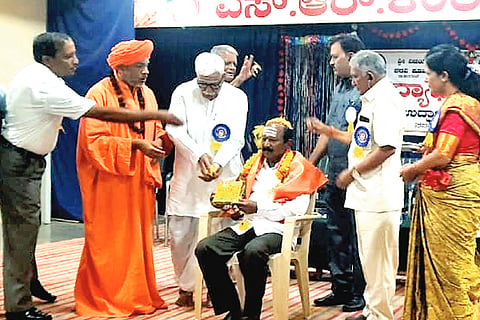 ಇಳಕಲ್ಲ ಎಸ್‌ವಿಎಂ ಪಪೂ ಮಹಾವಿದ್ಯಾಲಯದ ವಿದ್ಯಾರ್ಥಿ ಒಕ್ಕೂಟ ಸಮಾರಂಭದಲ್ಲಿ ನಿವೃತ್ತ ಕನ್ನಡ ಉಪನ್ಯಾಸಕ ರಾಮನಗೌಡ ಸಂದಿಮನಿ ಅವರನ್ನು ಸತ್ಕರಿಸಲಾಯಿತು. ಸಂಘದ ಉಪಾಧ್ಯಕ್ಷ ಸಿ. ಪಿ. ಸಾಲಿಮಠ, ಚೇರ್ಮನ್ ಮಲ್ಲಪ್ಪ ಹರವಿ, ಆಡಳಿತಾಧಿಕಾರಿ ಆರ್. ಎಂ. ಪಾಟೀಲ, ಆಡಳಿತ ಮಂಡಳಿ ಸದಸ್ಯ ಶರಣಪ್ಪ ಅಕ್ಕಿ ಇದ್ದರು.