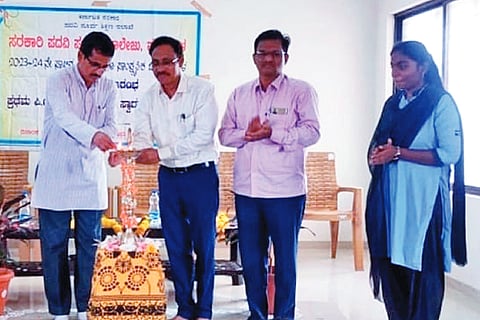 ಮುಧೋಳ ಸರ್ಕಾರಿ ಪದವಿ ಪೂರ್ವ ಕಾಲೇಜು ಆವರಣದಲ್ಲಿ ಹಮ್ಮಿಕೊಂಡಿದ್ದ ಕ್ರೀಡಾ ಹಾಗೂ ಸಾಂಸ್ಕೃತಿಕ ಚಟುವಟಿಕೆ ಕಾರ್ಯಕ್ರಮವನ್ನು ಡಾ.ನಾಗರಾಜ ನಾಡಗೌಡ ಉದ್ಘಾಟಿಸಿದರು. ಎಸ್.ಎನ್. ಪಡಸಲಗಿ, ಜಿ.ವಿ. ಪಾಟೀಲ, ಎಸ್.ಎಸ್. ನನಜಗಿ ಇತರರಿದ್ದರು.