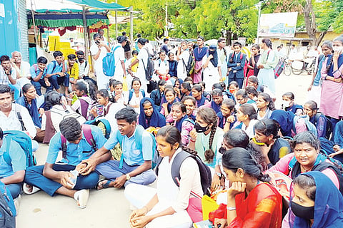 Kanakagiri Students Protest for Bus