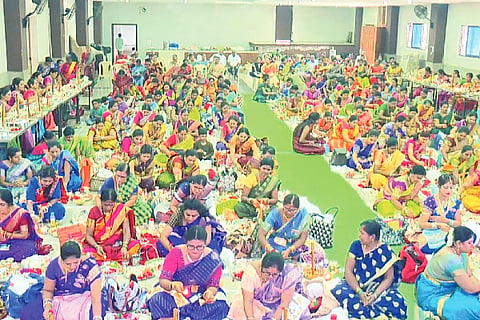 ಅಧಿಕ ಮಾಸದ ಅಂಗವಾಗಿ ಬಾಗಲಕೋಟೆಯಲ್ಲಿ ಕೃಷ್ಣನ ಮೂರ್ತಿಗೆ ತುಲಾಭಾರದಲ್ಲಿ ಪಾಲ್ಗೊಂಡಿದ್ದ ಮಹಿಳೆಯರು.