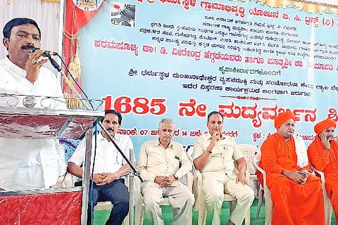 ಗುಳೇದಗುಡ್ಡದಲ್ಲಿ ಮದ್ಯವರ್ಜನ ಶಿಬಿರದ ಸಮಾರೋಪದಲ್ಲಿ ಮುಖಂಡ ಸಂಜಯ ಬರಗುಂಡಿ ಮಾತನಾಡಿದರು. ಮುರುಘಾಮಠದ ಕಾಶಿನಾಥ ಸ್ವಾಮೀಜಿ, ಅಮರೇಶ್ವರ ಮಠದ ಡಾ.ನೀಲಕಂಠ ಶಿವಾಚಾರ್ಯ ಸ್ವಾಮೀಜಿ ಇತರರಿದ್ದರು.